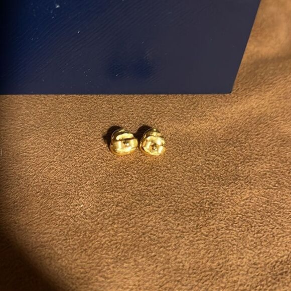 Faux gold with pearl pierced earrings. - Picture 2 of 4
